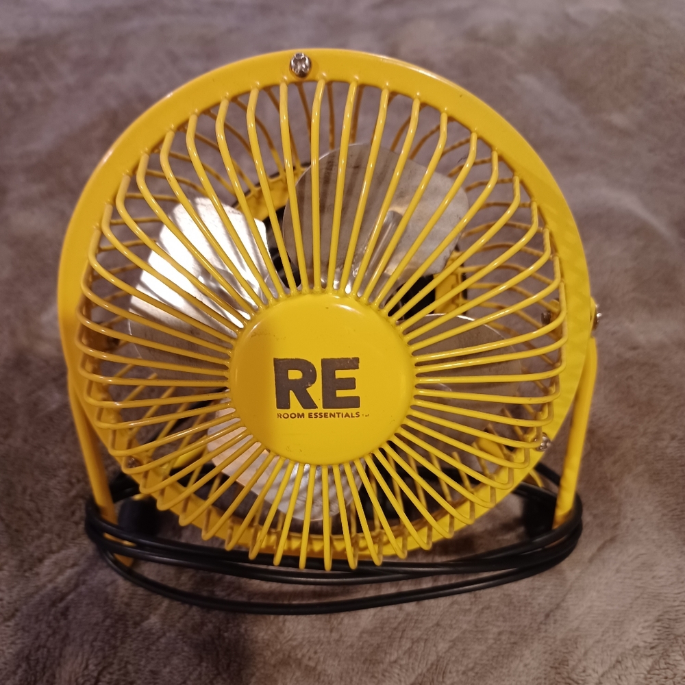 High velocity desk fan with USB plug in for computer